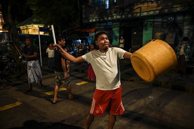 Cacerolazos al estilo de Myanmar este viernes en Rangún.&nbsp;