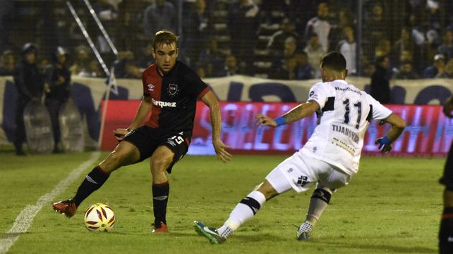 Facundo Nadalín cuida la banda derecha de la defensa rojinegra.&nbsp; 