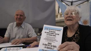Los jubilados rosarinos nucleados en Fapram y en el Foro de la Tercera Edad se reúnen todos los viernes en la peatonal Córodba&nbsp;