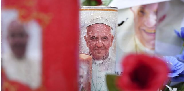 Velas y flores para el papa Francisco en el Policlínico Agostino Gemelli, en Roma, donde está hospitalizado desde el viernes 14 de febrero. 