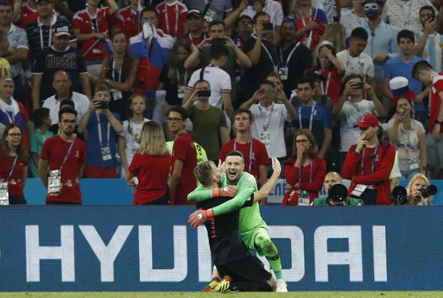 Rakitic y Subasic festejan el triunfo por penales y la clasificación a las semifinales de Rusia 2018.