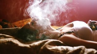 Los senos de las mujeres aumentan de tamaño cuando abandonan el cigarrillo