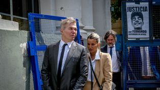 El abogado Burlando saliendo de los Tribunales.