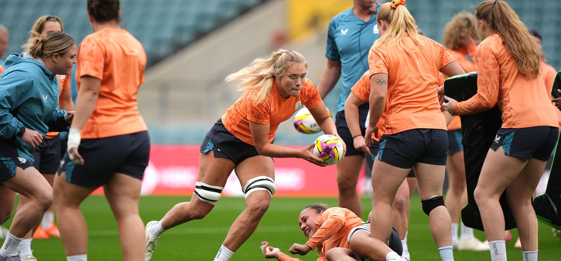 La inglesa Zoe Aldcroft (centro) corre con el balón durante la carrera por equipos en el Allianz Stadium de Londres, el viernes 26 de septiembre de 2025, un día antes de enfrentarse a Canadá en la final de la Copa Mundial de Rugby Femenina. (Ben Whitley/PA vía AP) La inglesa Zoe Aldcroft (centro) corre con el balón durante la carrera por equipos en el Allianz Stadium de Londres, el viernes 26 de septiembre de 2025, un día antes de enfrentarse a Canadá en la final de la Copa Mundial de Rugby Femenina. (Ben Whitley/PA vía AP)