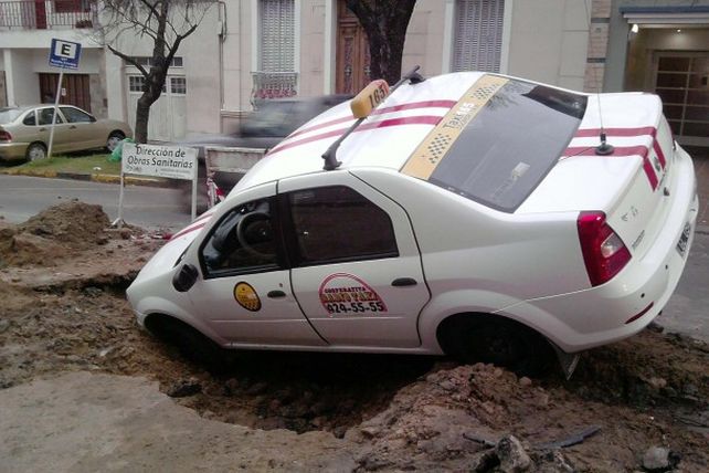 Taxi quedó sumergido casi por completo dentro de un pozo