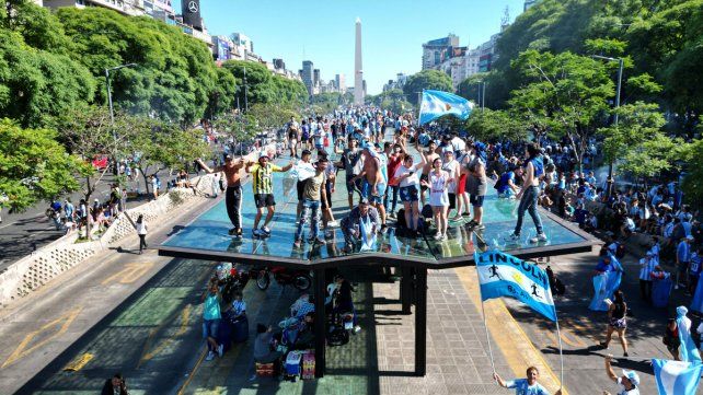 La Selección Argentina festeja el título ante una multitud