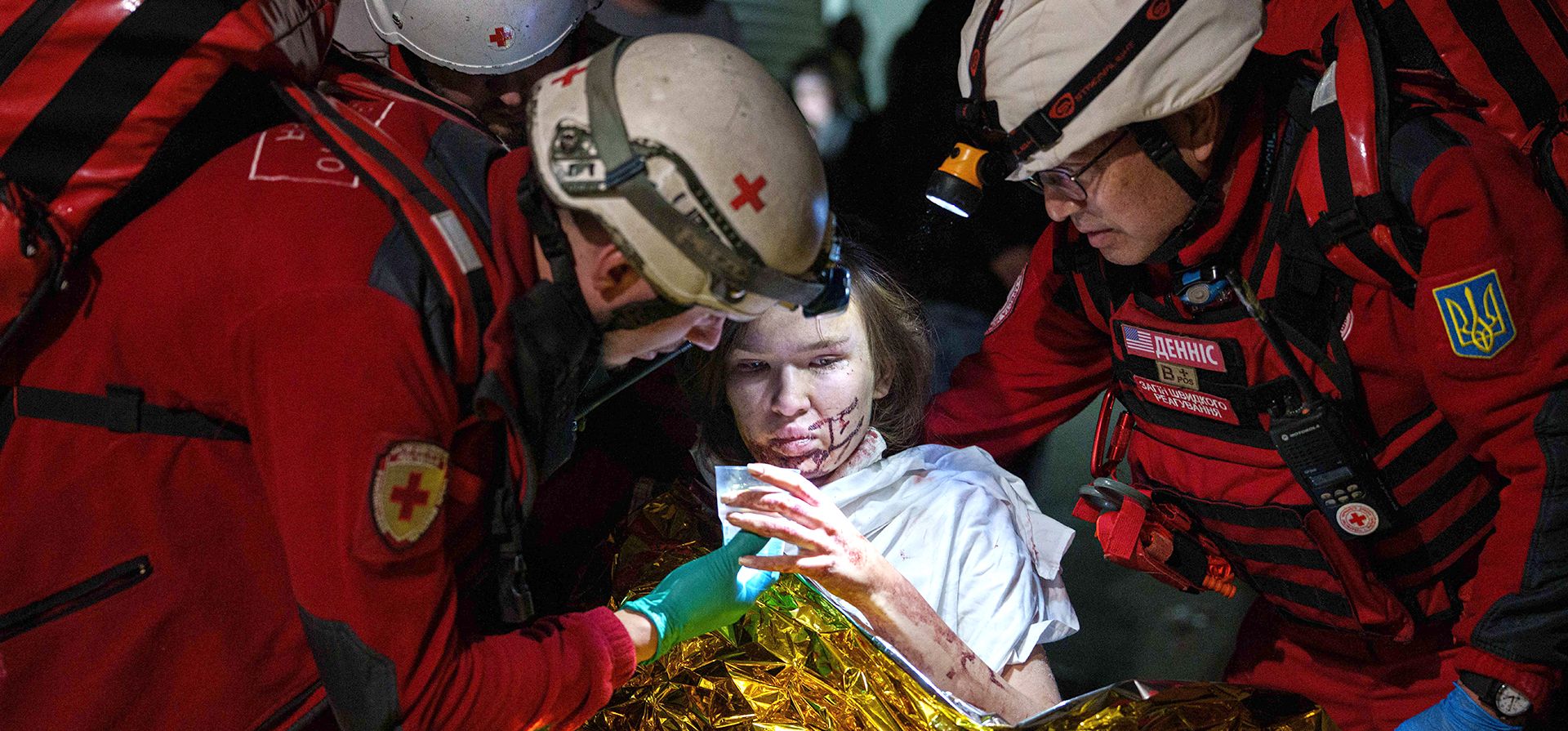 Voluntarios de la Cruz Roja ayudan a una mujer herida en un refugio tras un ataque ruso contra un barrio residencial en Kiev, Ucrania, el domingo 24 de mayo de 2026. (Foto AP/Evgeniy Maloletka) Voluntarios de la Cruz Roja ayudan a una mujer herida en un refugio tras un ataque ruso contra un barrio residencial en Kiev, Ucrania, el domingo 24 de mayo de 2026. (Foto AP/Evgeniy Maloletka)