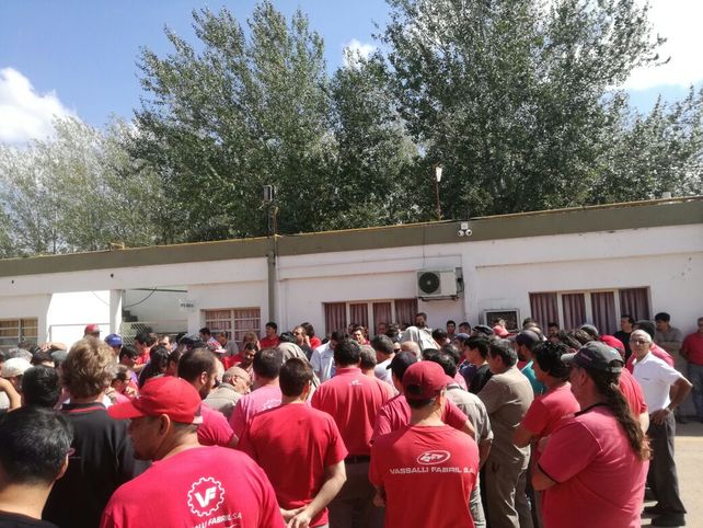 Los trabajadores de Vassalli sacaron a empujones al presidente del directorio de una de las plantas