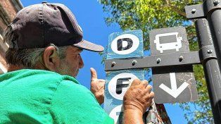 La Municipalidad de Paraná trabaja en la nueva señalización del transporte urbano La Municipalidad de Paraná trabaja en la nueva señalización del transporte urbano