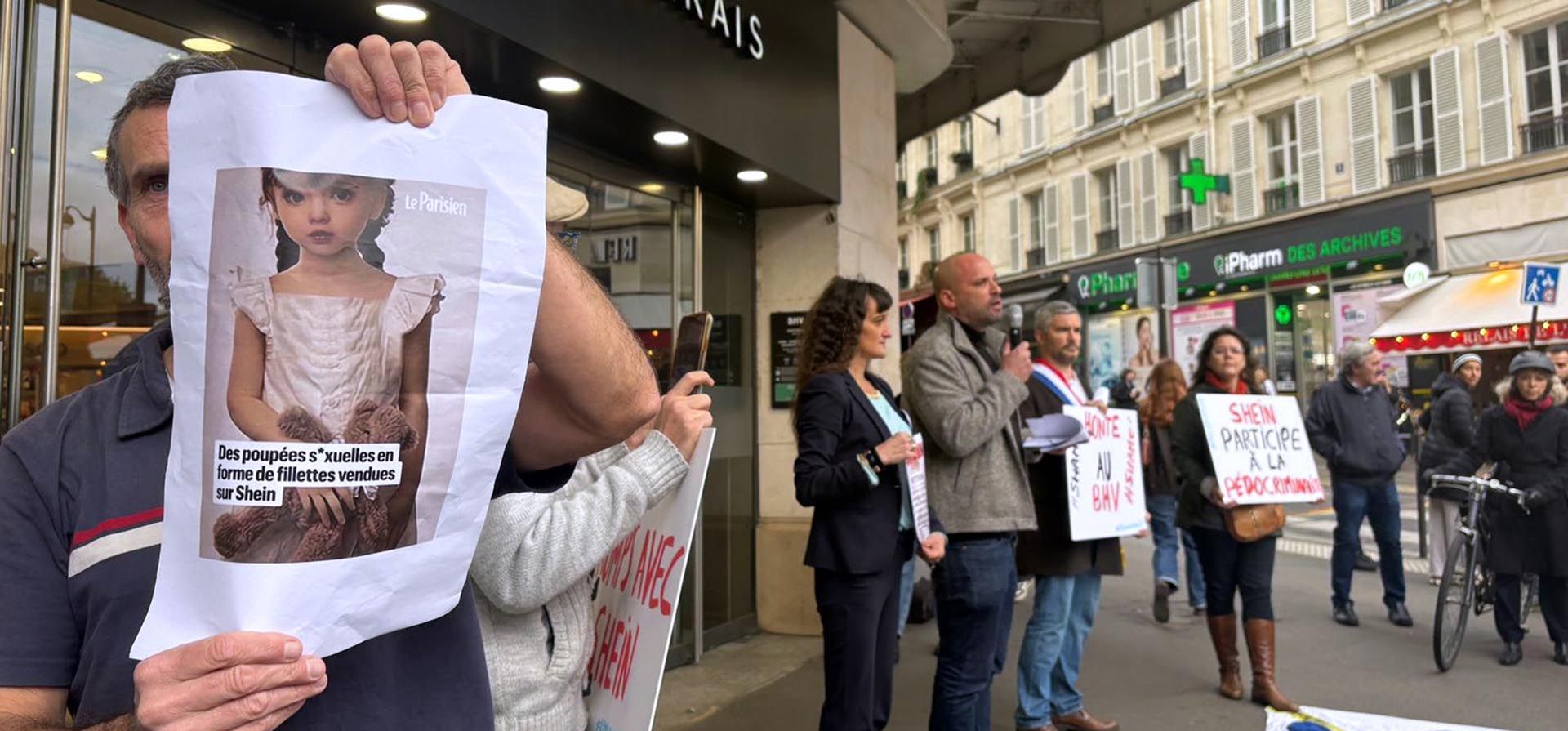 Un manifestante sostiene una fotografía de una muñeca sexual con apariencia infantil frente a los grandes almacenes BHV Marais en París, el lunes 3 de noviembre de 2025, donde Shein tiene previsto abrir su primera tienda física permanente a nivel mundial. (Foto AP/Nicolas Garriga) Un manifestante sostiene una fotografía de una muñeca sexual con apariencia infantil frente a los grandes almacenes BHV Marais en París, el lunes 3 de noviembre de 2025, donde Shein tiene previsto abrir su primera tienda física permanente a nivel mundial. (Foto AP/Nicolas Garriga)