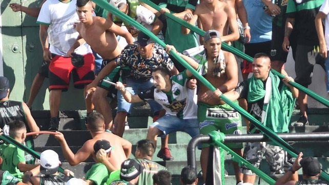 Imágenes sensibles: serios incidentes en la tribuna de Nueva Chicago