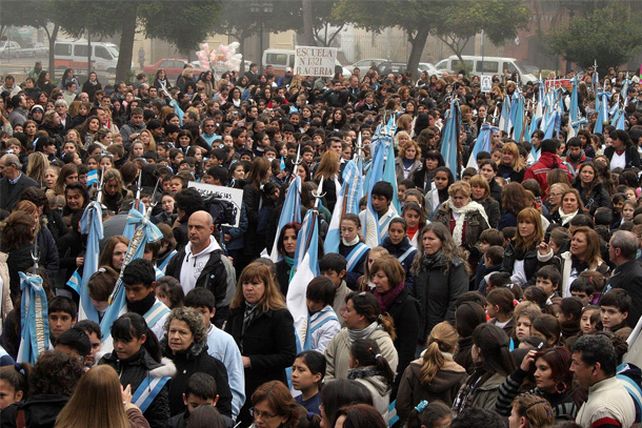 Alumnos de 4to grado juraron lealtad a la Bandera en la Plaza 25 de Mayo