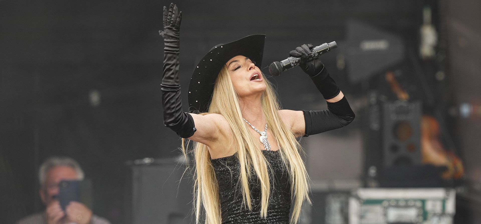 Shania Twain actúa durante el Festival de Glastonbury en Worthy Farm, Somerset, Inglaterra, el domingo 30 de junio de 2024. (Scott A Garfitt/Invision/AP)