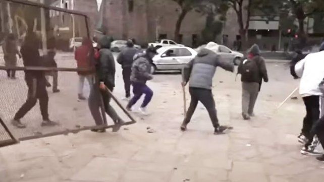 La policía de Jujuy reprime la protesta de manifestantes en la Legislatura donde se hacía la jura de la nueva Constitución. Morales apuntó al Gobierno nacional