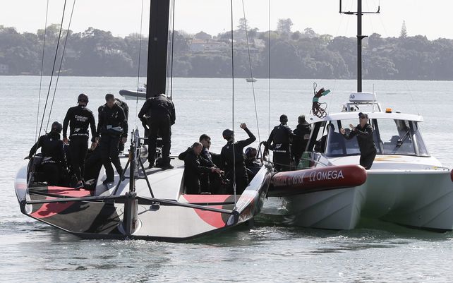 El barco y la tripulación de la Americas Cup AC75 de Nueva Zelanda salen de su base en el Viaduct Harbour de Auckland para realizar una prueba de navegación.