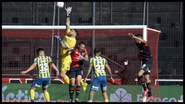 Jorge Broun descuelga un centro de Comba.
