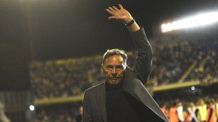 Miguel Angel Russo saluda a los hinchas.