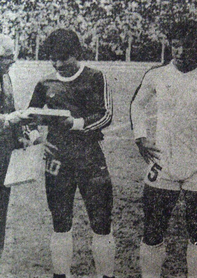 Maradona parado junto a Gallego. Epigrafe: El 17 de junio de 1979 Maradona y Américo Rubén Gallego representaron a Argentinos Juniors y a Newells en el parque Independencia.