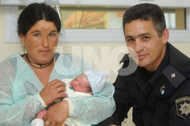 Un policía fue el partero de un bebé llamado Carlos Monzón