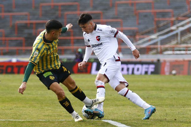 Franco Orozco tuvo su primer partido con la camiseta de Newells.