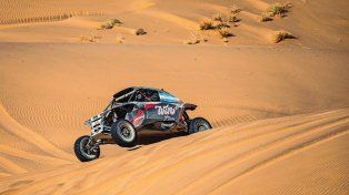 La dupla argentina se mantiene al frente al cabo de las primeras etapas de la carrera en Arabia Saudita.