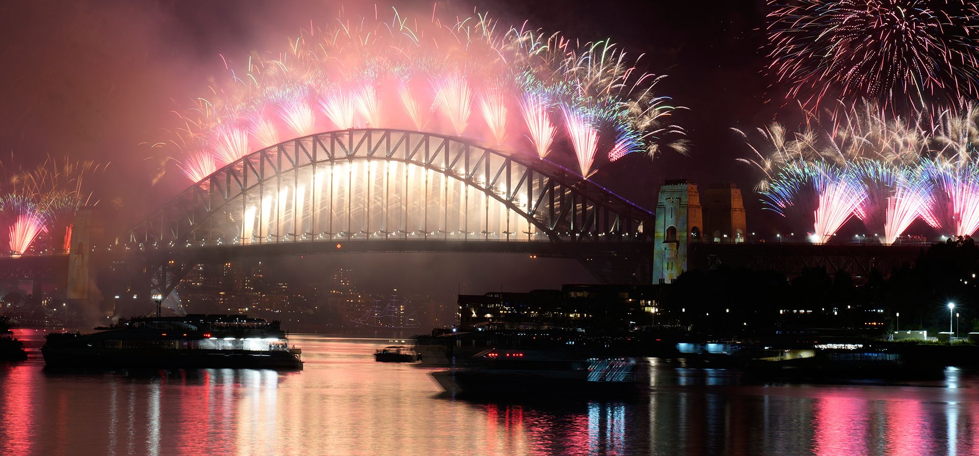Fuegos artificiales estallan sobre el Puente del Puerto de Sídney durante las celebraciones de Año Nuevo en Sídney, el jueves 1 de enero de 2026. (Foto AP/Rick Rycroft) Fuegos artificiales estallan sobre el Puente del Puerto de Sídney durante las celebraciones de Año Nuevo en Sídney, el jueves 1 de enero de 2026. (Foto AP/Rick Rycroft)