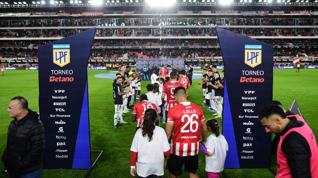 Estudiantes es recibido con el pasillo de campeón por su título en 2024