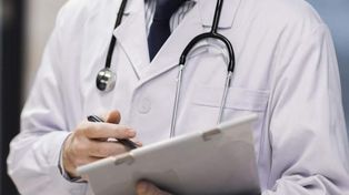 Un médico de 82 años fue detenido acusado de abusar sexualmente de una paciente