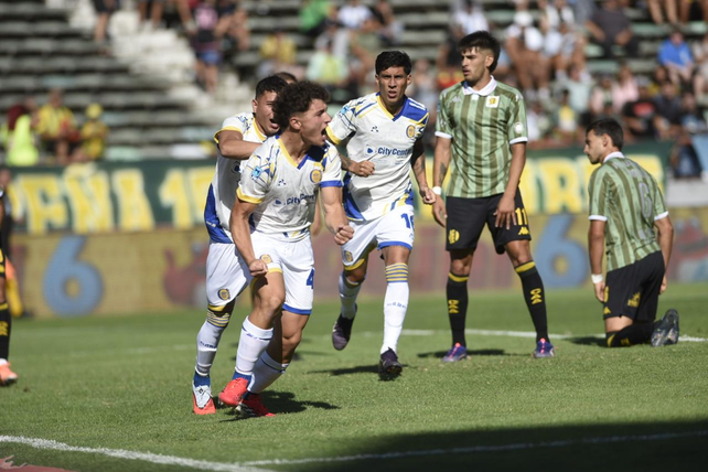 Ignacio Ovando anota el primer gol de Central ante Aldosivi en Mar del Plata.