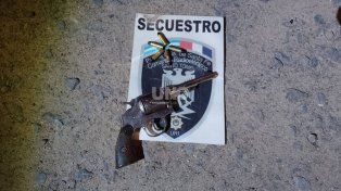 Un revólver calibre 38 con tres cápsulas percutadas y dos balas intactas se le secuestró a al hombre detenido en su cintura.