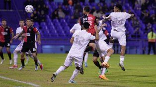 El paraguayo Velázquez gana de arriba en ataque.