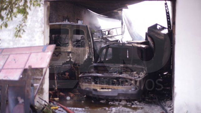 Un voraz incendio consumió un depósito en Paraná
