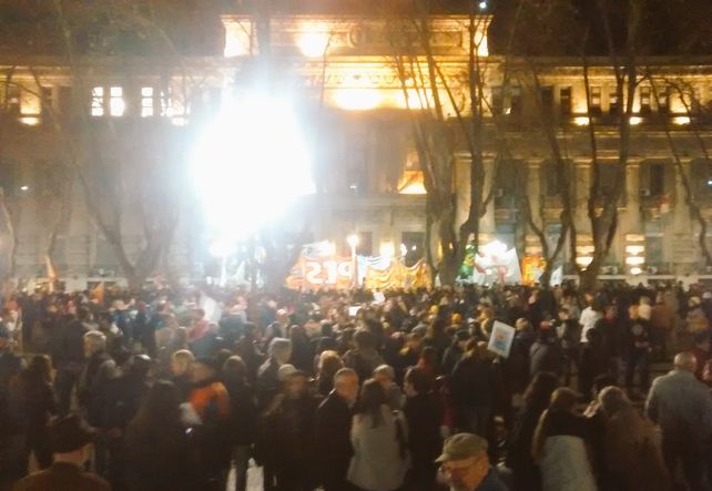 A las puertas de la sede de Gobierno. La convocatoria de este segundo ruidazo fue mucho más numerosa que en la primera edición.