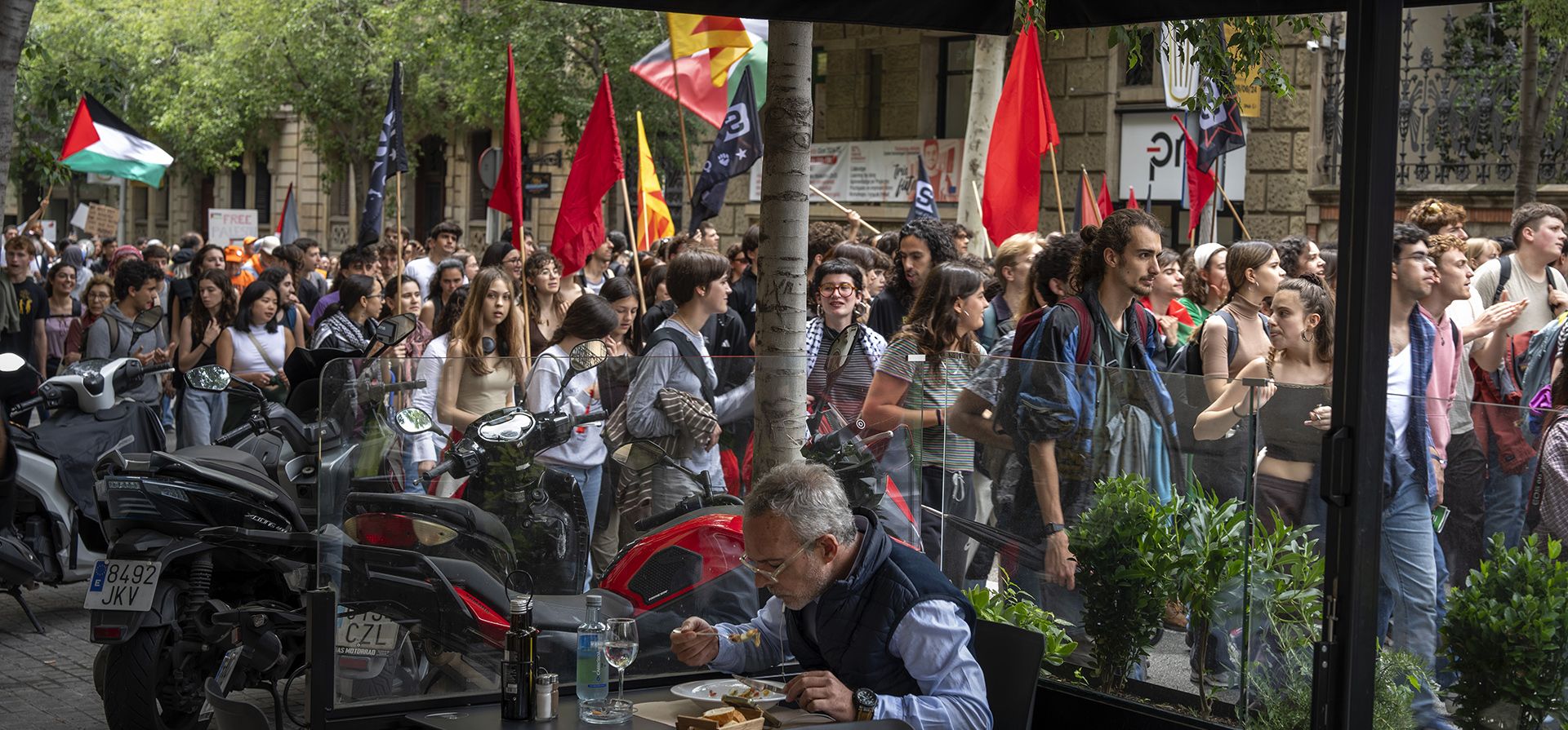 Estudiantes marchan para mostrar solidaridad con los palestinos en medio de la guerra en curso en Gaza y para conmemorar el Día de la Nakba, que en árabe significa catástrofe, en Barcelona, España, el miércoles 15 de mayo de 2024. (Foto AP/Emilio Morenatti) Estudiantes marchan para mostrar solidaridad con los palestinos en medio de la guerra en curso en Gaza y para conmemorar el Día de la Nakba, que en árabe significa catástrofe, en Barcelona, España, el miércoles 15 de mayo de 2024. (Foto AP/Emilio Morenatti)