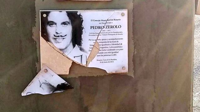 Vandalizaron una placa que se encuentra en el Paseo de la Diversidad Sexual