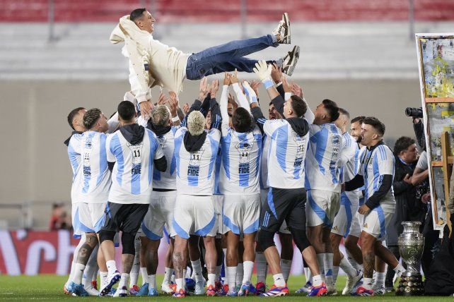 En lo más alto. Di María vuela por el aire en pleno gesto de admiración de sus ya excompañeros de selección.