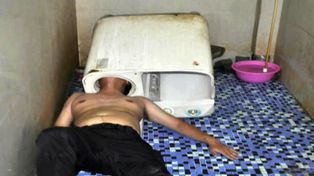 Un hombre metió la cabeza en el lavarropas para intentar repararlo y quedó atrapado