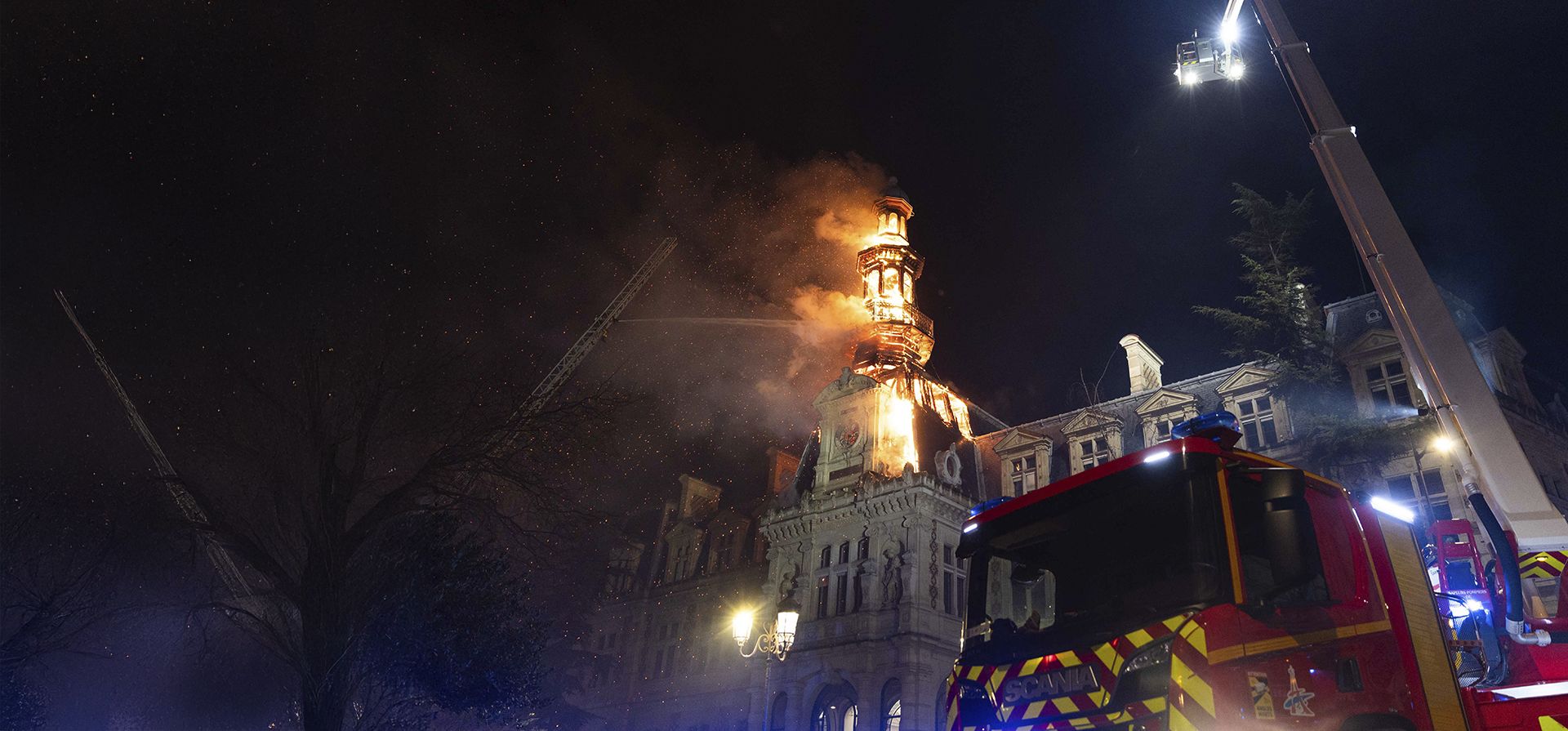 Esta fotografía proporcionada por el Cuerpo de Bomberos de París (BSPP) muestra el techo y la torre del ayuntamiento del distrito 12 de París en llamas la madrugada del lunes 27 de enero de 2025 en París. (P Millet/BSPP vía AP) Esta fotografía proporcionada por el Cuerpo de Bomberos de París (BSPP) muestra el techo y la torre del ayuntamiento del distrito 12 de París en llamas la madrugada del lunes 27 de enero de 2025 en París. (P Millet/BSPP vía AP)