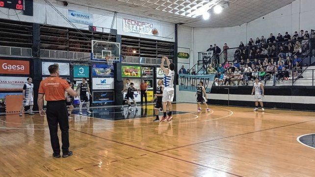 Alma Juniors superó a Almagro B para extender su invicto en el ascenso del Torneo Oficial.