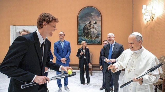 El Papa León XIV recibió a Jannik Sinner en su primer encuentro con un deportista.