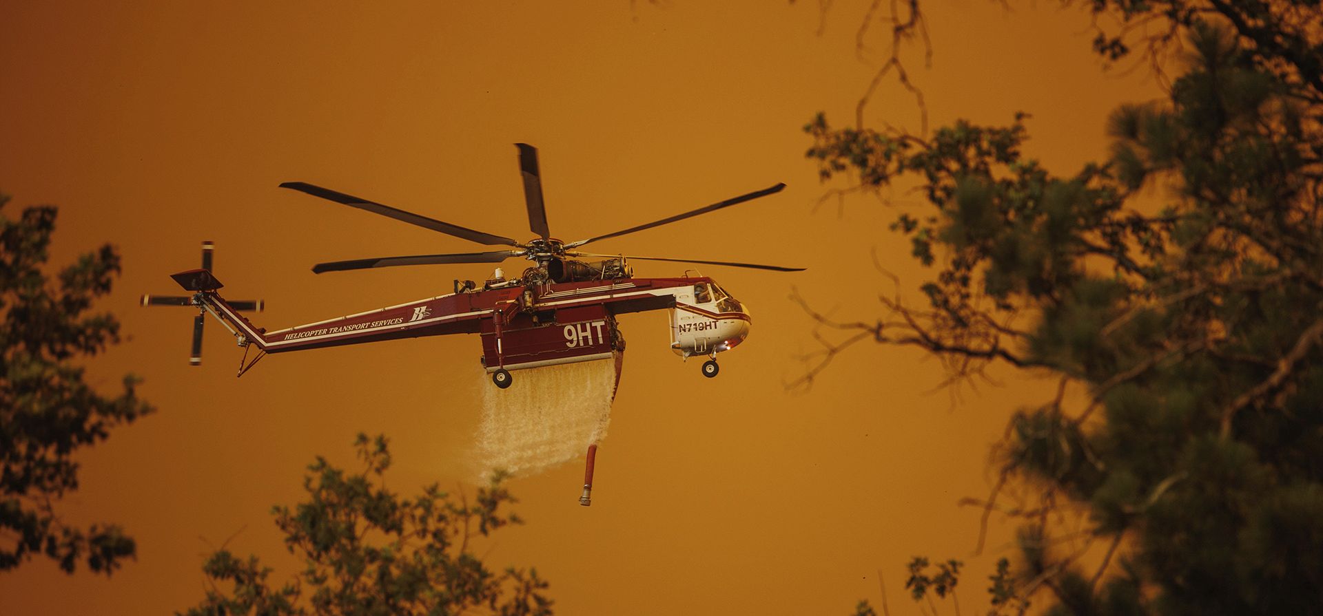 Un helicóptero arroja agua sobre el incendio Oak en el condado de Mariposa, California.