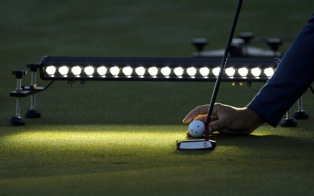 Xander Schauffele trabaja en su putt antes de una ronda de práctica para el torneo de golf Masters, en Augusta, Georgia.
