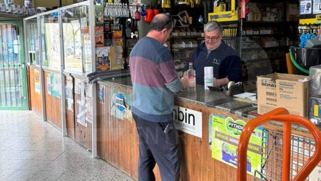 Es un rubro muy gestual: el arte de interpretar el coso del cosito y sobrevivir a la crisis en la ferretería familiar