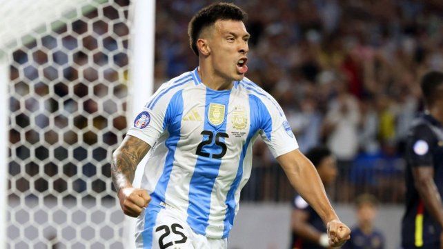 Lisandro Martínez se llena la boca de gol. Fue el primero suyo en la selección argentina