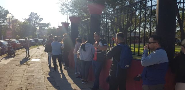 Hinchas de Colón siguen haciendo largas colas para asociarse