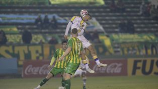 Pegó el salto. El ingreso de Veliz le hizo muy bien a Central. El delantero bajó el balón en el empate.