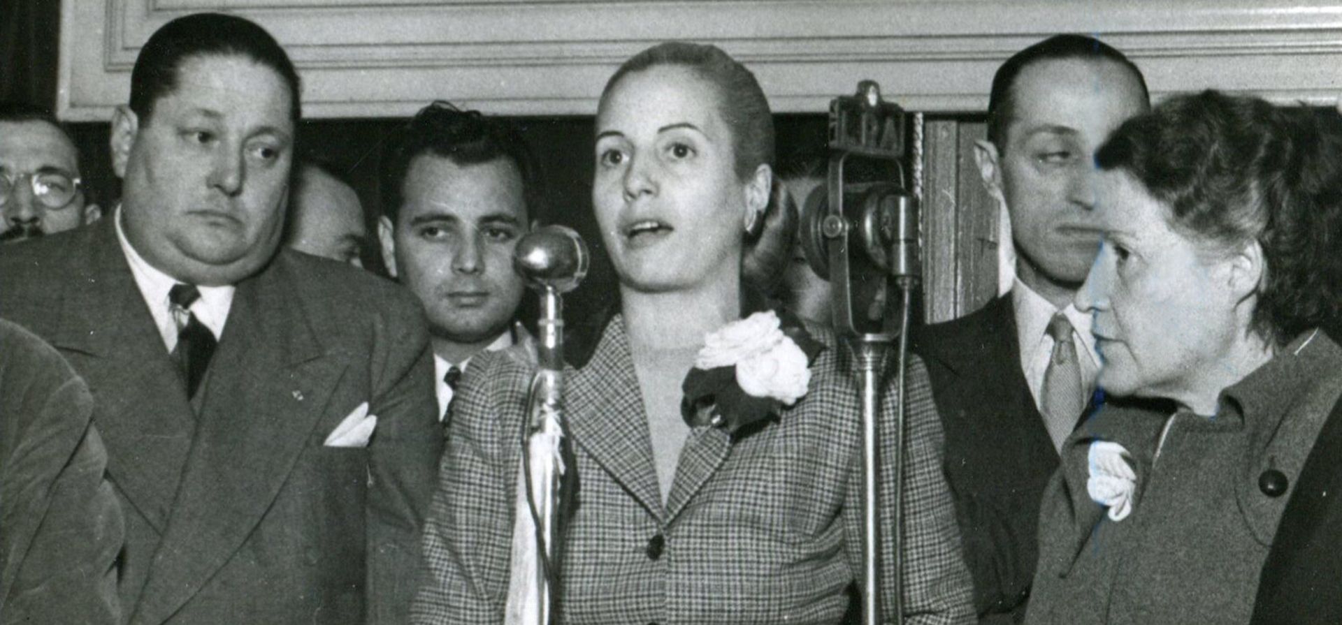 Evita habla en el flamante local de la Unión Ferroviaria de Villa Gobernador Gálvez, mayo 1950.