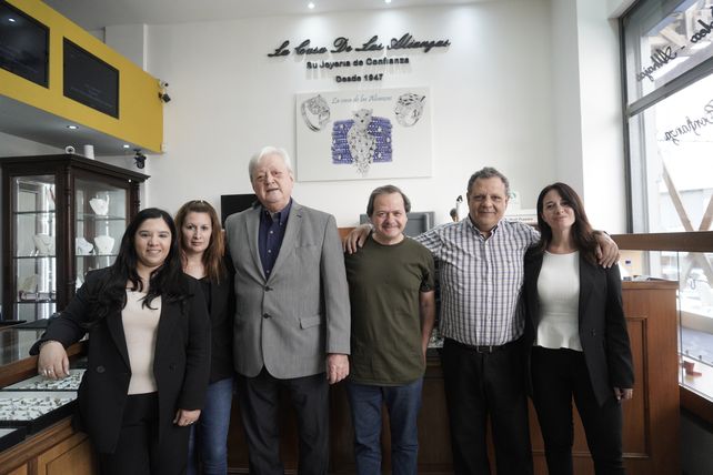 El equipo completo de joyeros y vendedores de La Casa de las Alianzas. El equipo completo de joyeros y vendedores de La Casa de las Alianzas.