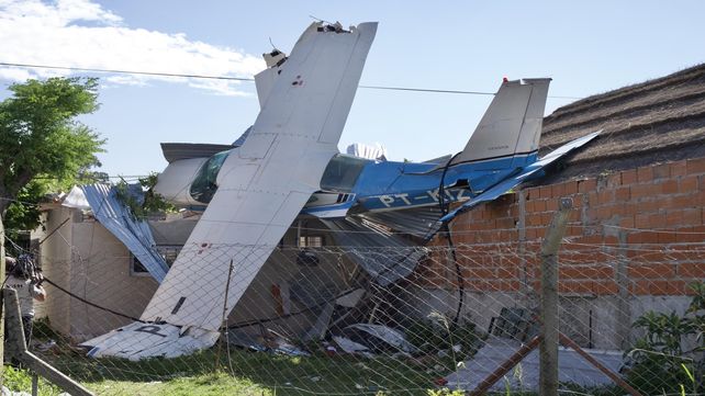 Se estrelló. Así quedó el avión Cessna en una vivienda de Virreyes.