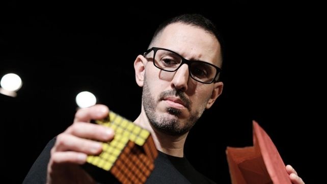 El destacado ilusionista argentino Adrián Lacroix pasó por BrindisTv en anticipo a su presentación en Rosario el próximo 19 de septiembre